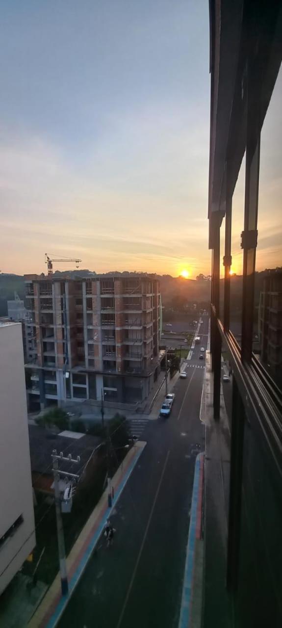 Apartamentos Ed London, Na Av Principal A Poucos Passos Das Termas 피라투바 외부 사진
