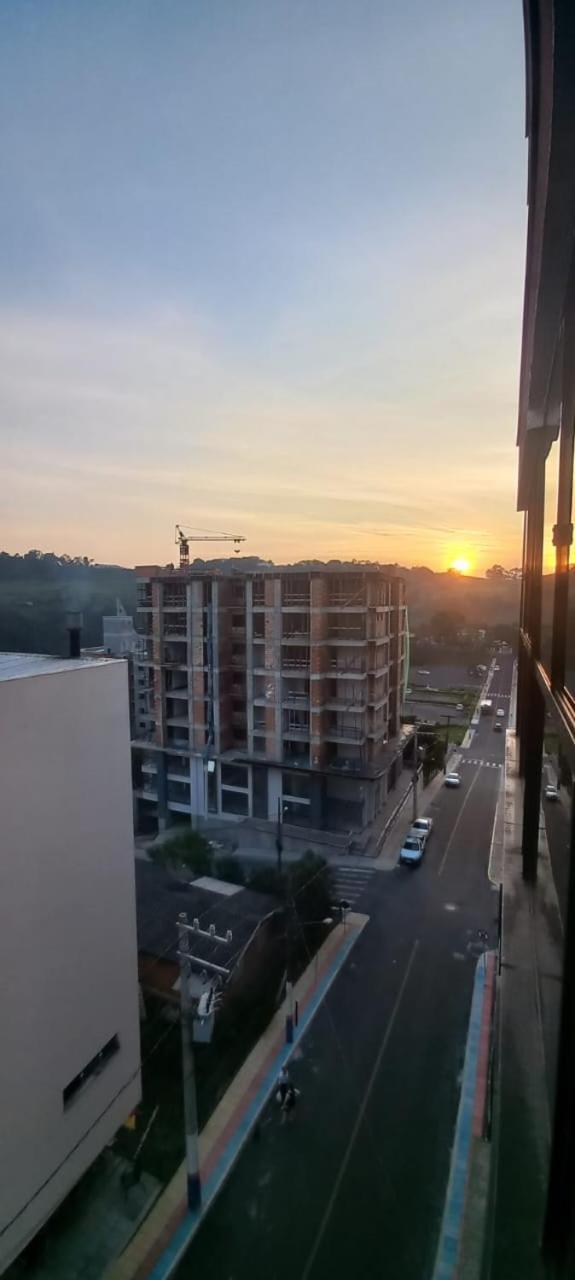 Apartamentos Ed London, Na Av Principal A Poucos Passos Das Termas 피라투바 외부 사진