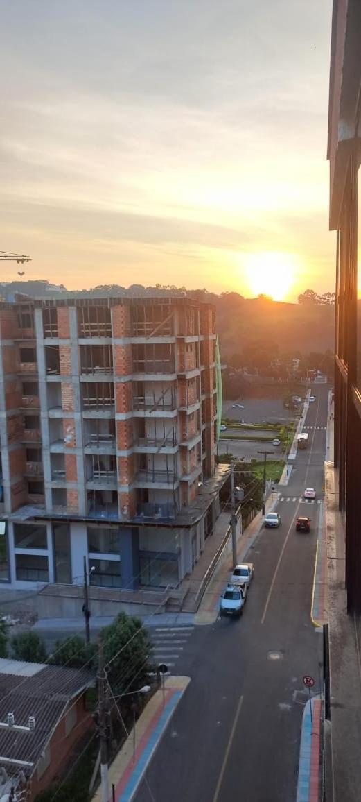 Apartamentos Ed London, Na Av Principal A Poucos Passos Das Termas 피라투바 외부 사진