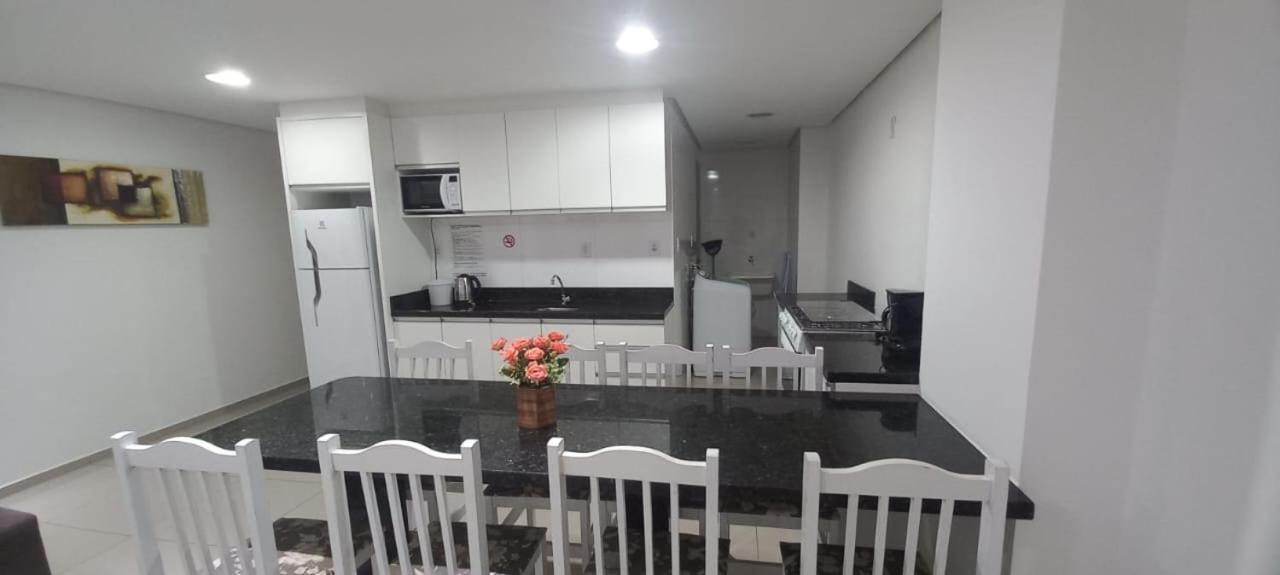Apartamentos Ed London, Na Av Principal A Poucos Passos Das Termas 피라투바 외부 사진